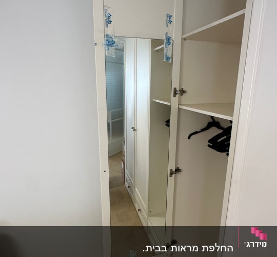 התקנת מראה פנימית על גבי דלת ארון בגדים